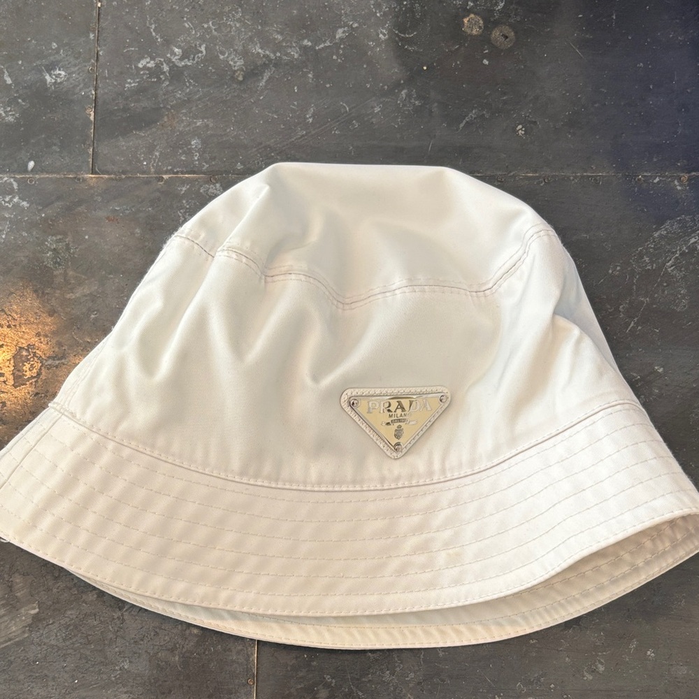 White Prada bucket hat size medium